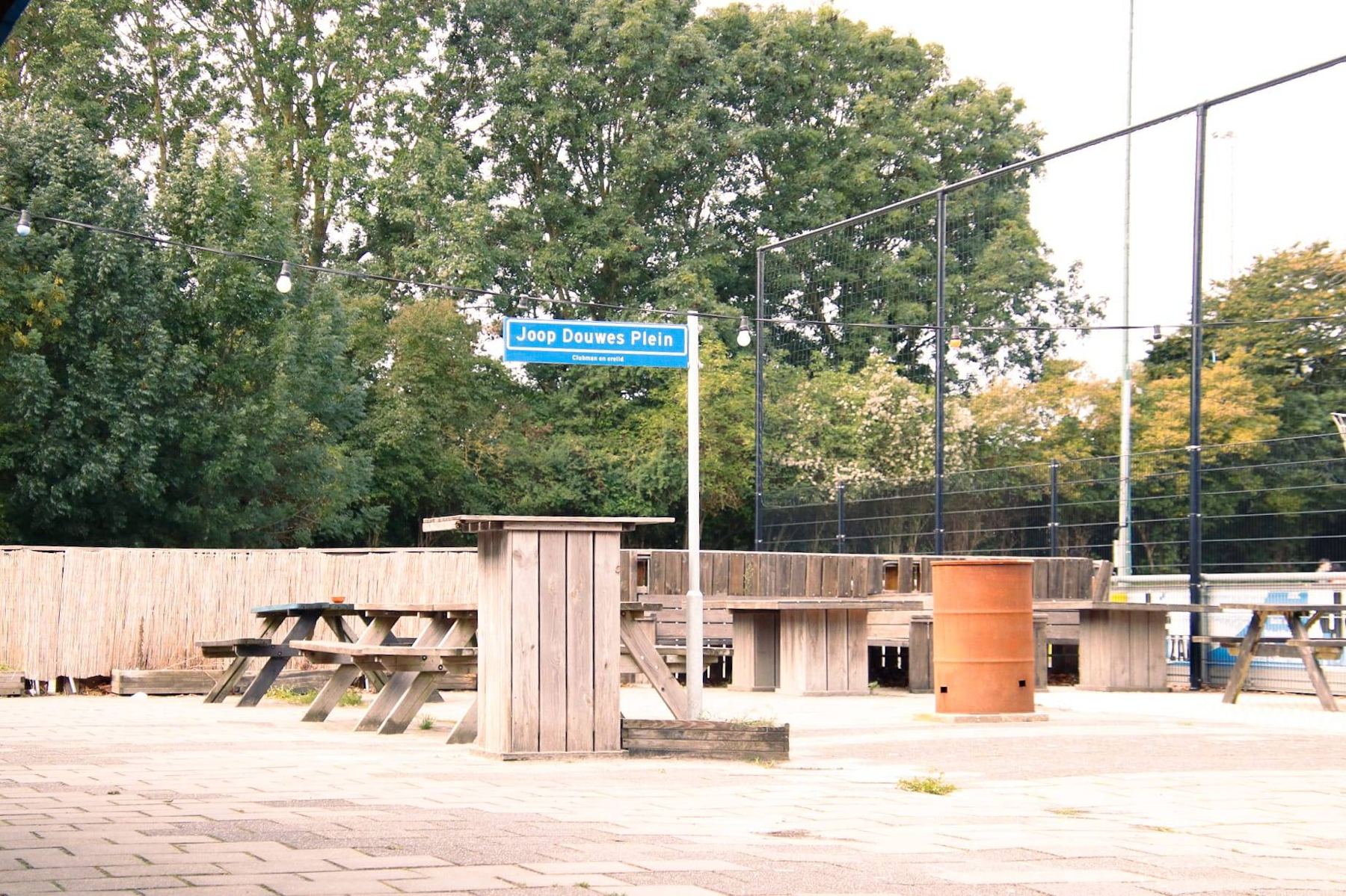 Het clubplein bij de kantine