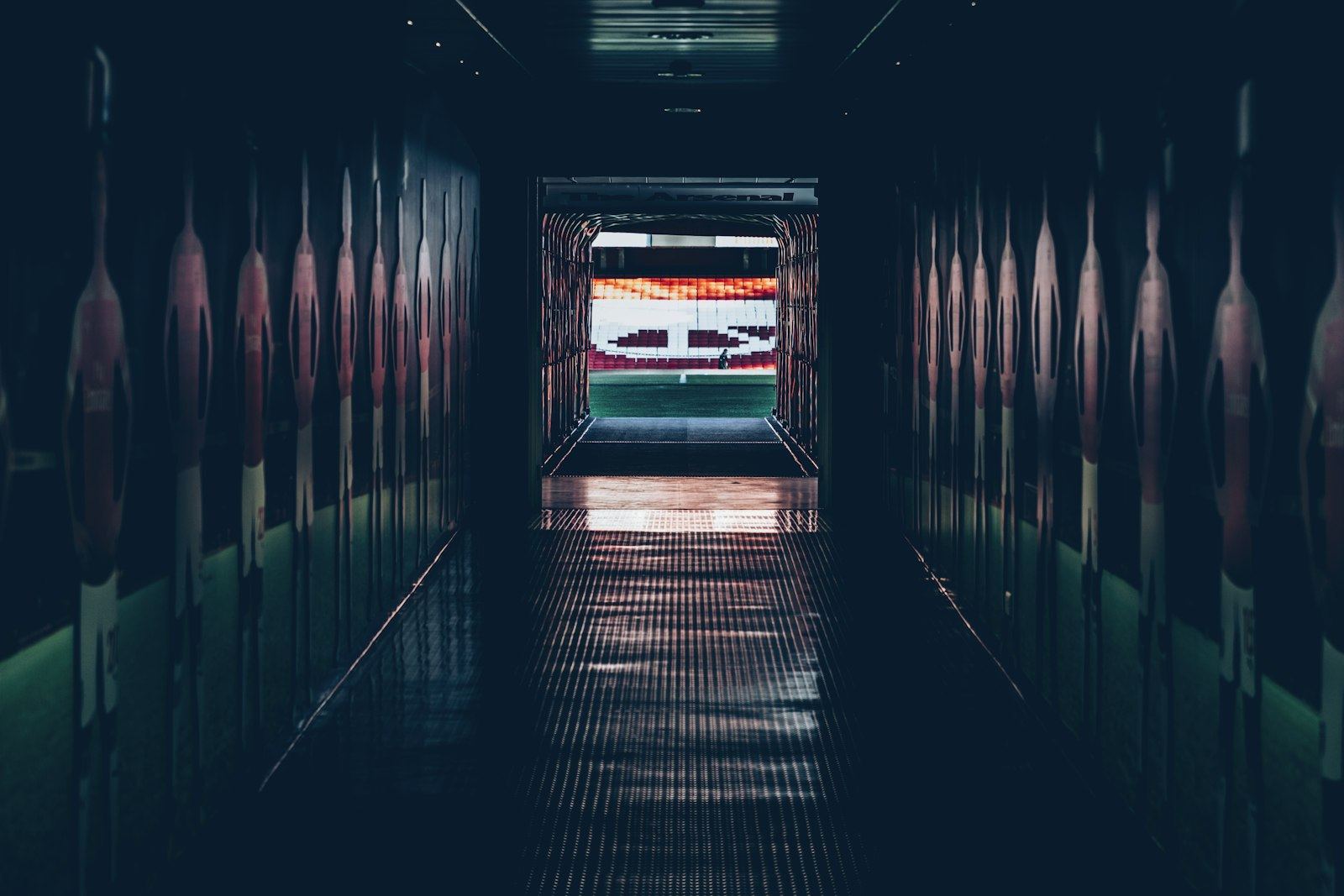 Spelerstunnel richting het veld
